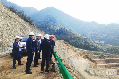 凉山州州向导到大陆槽稀土矿山调研_下层动态_外围正规开云登录_尊时凯龙有限责任公司